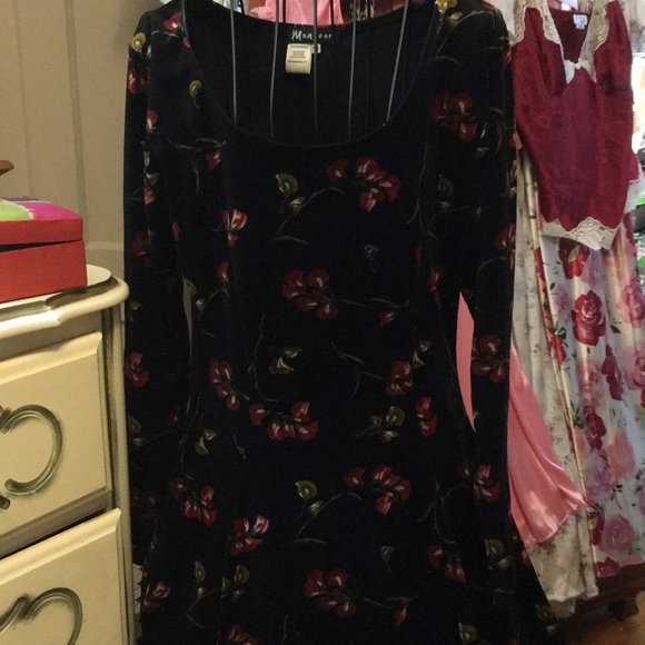 Monsoon Dresses & Skirts - EUC Monsoon Floral Velvet Dress